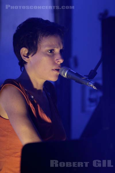 EMILY LOIZEAU - 2012-09-20 - PARIS - Quai de l'Olympia - 